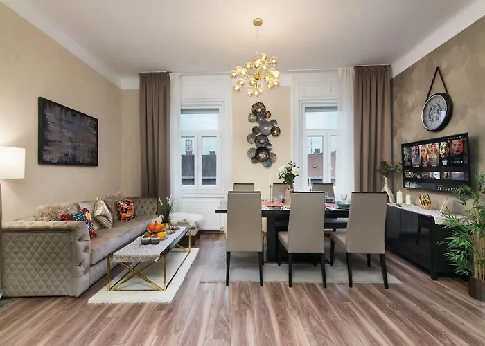 Smart Hidden Gem Art-Deco Residence